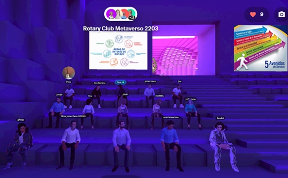 Der "Eingangsbereich" des Metaverse-Clubs mit Mitglieder-Avataren, die wie in einem Theater auf Zuschauerrängen sitzen; im Hintergrundbereich kann man verschiedene virtuelle Räume anklicken